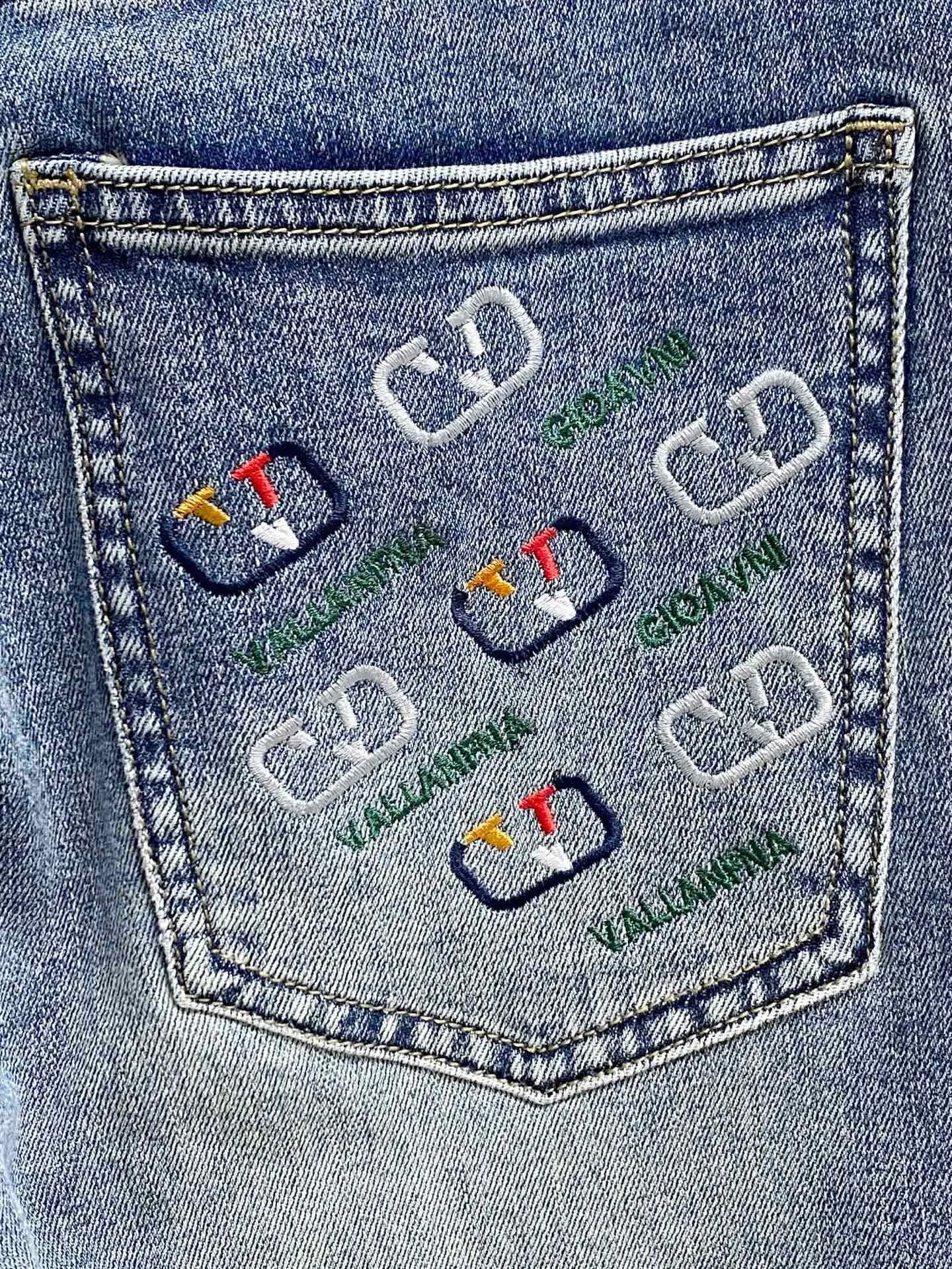 VAL Valentino launches new men's thin jeans in summer 2026! Heavy-duty washed denim fabric, customized fabric is softer and more comfortable than ordinary denim fabric! Ultra-heavy industrial washing process and dual-process washing. The entire pair of pants has a comfortable hand feel, and the level of fineness and breathable effect are top-notch. All hardware brand logos are custom-made, and the materials are selected with the best attributes. The elasticity of the fabric is very good and the comfort is great! The low-key design style is simple and elegant. Sizes: 28-36 no 35